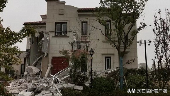 用更任性的权力扭转任性的权力？五证齐全的房子被认定违建遭拆除，谁来埋单呢