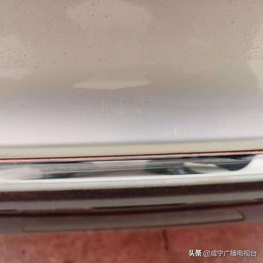 车辆被户外广告牌砸坏谁来赔偿,自己家的广告牌砸到别人车是谁赔