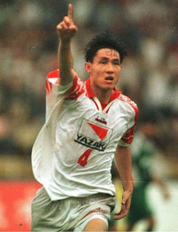 他是甲A元年足球先生，后卫改打前锋，因拒绝踢假球愤然退役