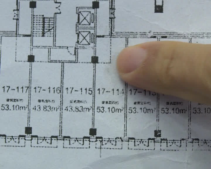 宝龙你赔我门面房,花89万买的,一开门头顶上这是啥?