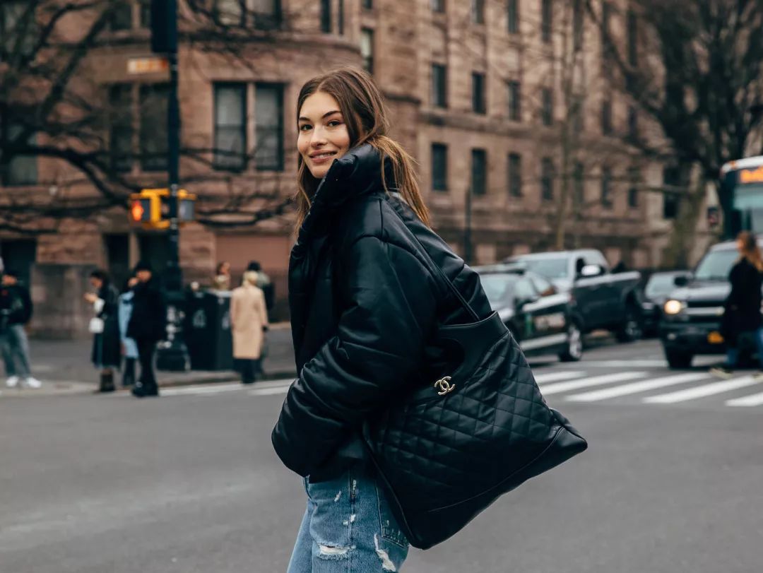 羽绒服放衣柜里会发霉怎么回事,羽绒服发霉的原因和解决方法