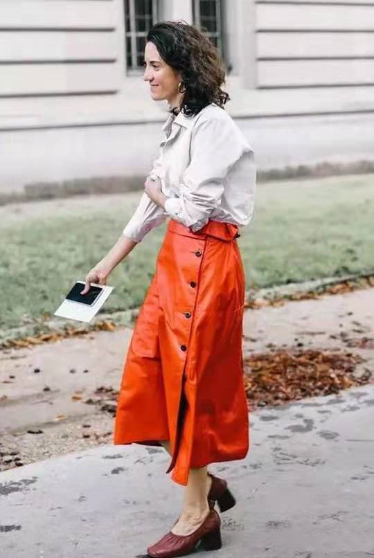 皮裙是一款彰显性感气质的裙子,茶歇裙小皮裙