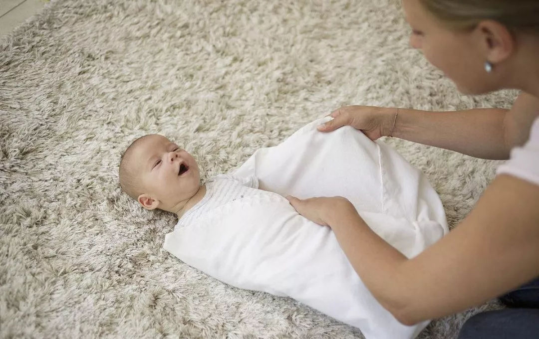新生儿襁褓包裹到几个月,新生儿要怎么包裹
