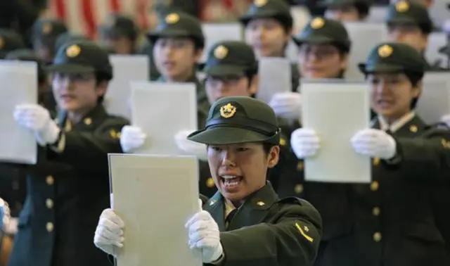 日本女兵阅兵震撼场面,日本阅兵式上的女兵
