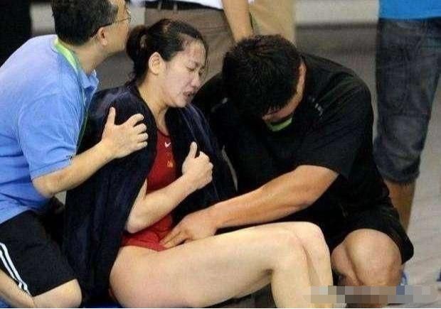 生理期遇上比赛日，23岁的她为国夺冠，赛后疼到虚脱，被抱下场