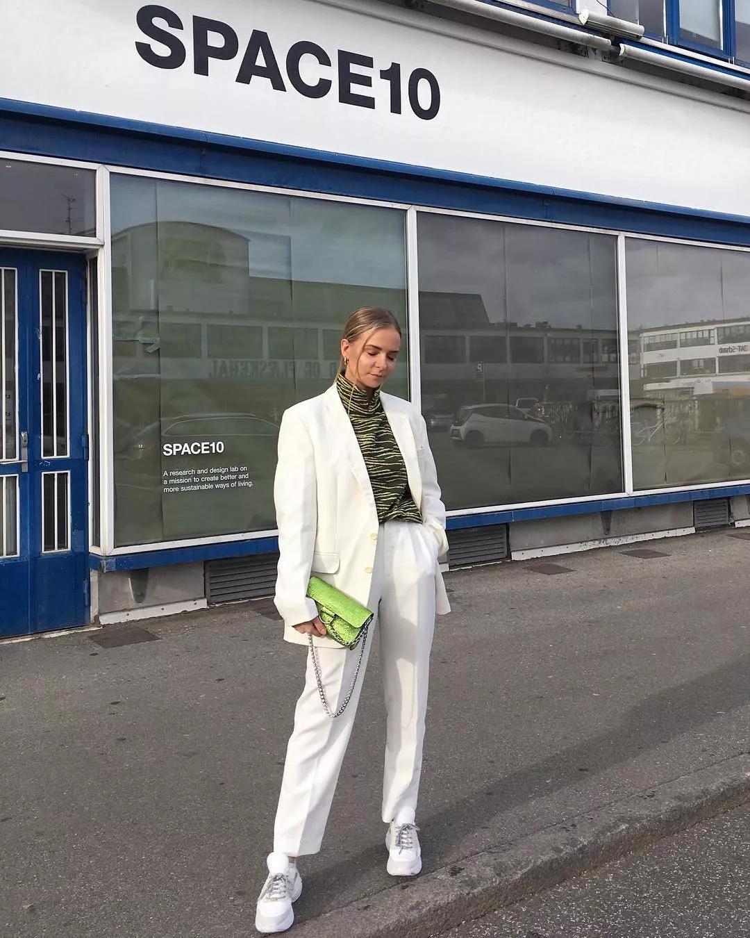 秋冬长款牛仔阔腿裤搭什么鞋好看,显瘦穿搭今年非常火的阔腿裤