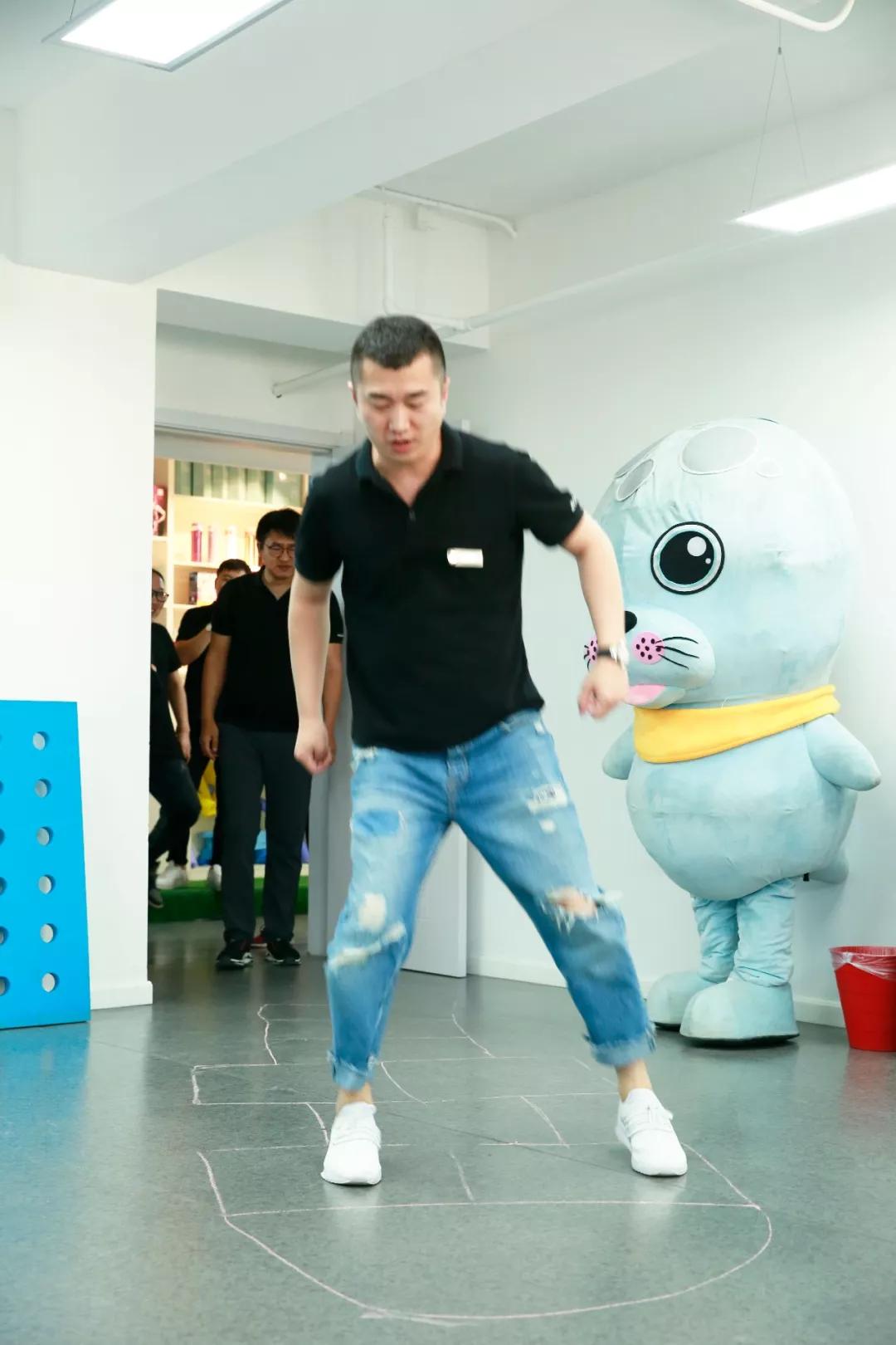 只有越来越强大才能越相信童话,只有越来越强大才能越战越勇