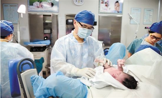 新生儿呼吸困难下病危通知书,宝宝出生医生告知慢性缺氧