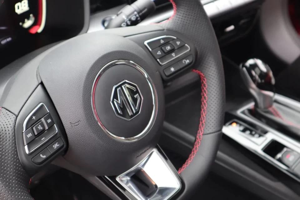 试驾名爵mg5手动挡红色,试驾名爵mg1.5