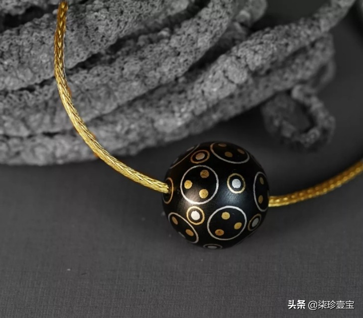 【古玩收藏与鉴赏】怎样辨别蜻蜓眼琉璃珠真伪。