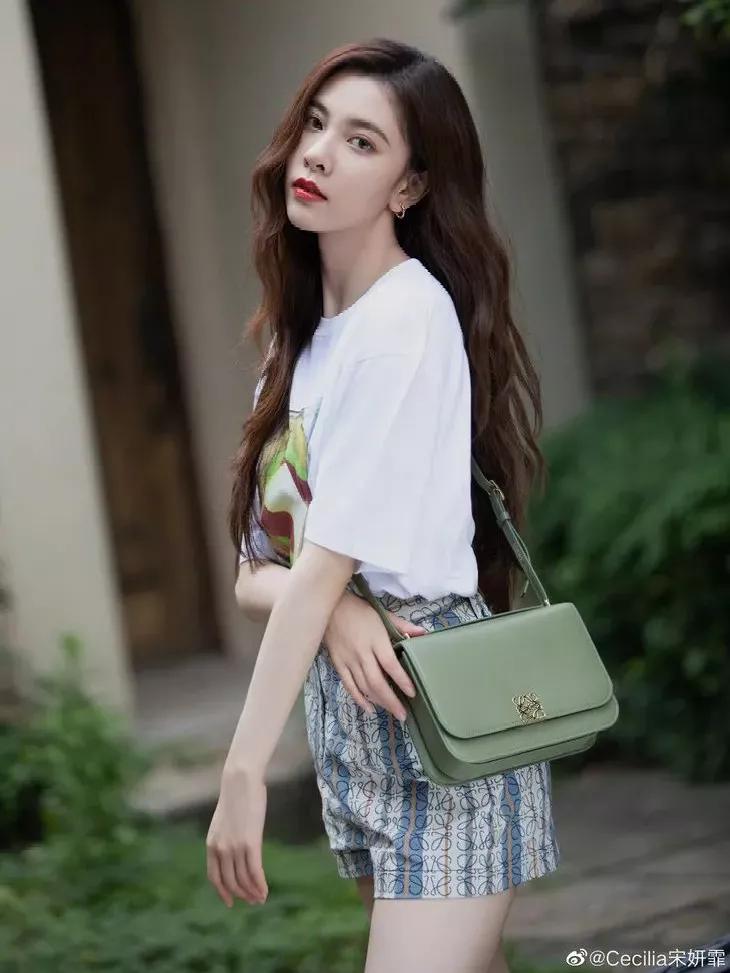 三里屯偶遇大幂幂,杨幂和闺蜜在三里屯逛街遭搭讪