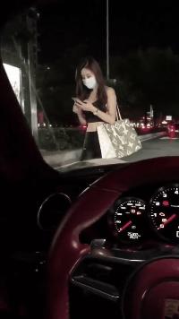 和男朋友约会时穿吊带,和男朋友穿的吊带裙