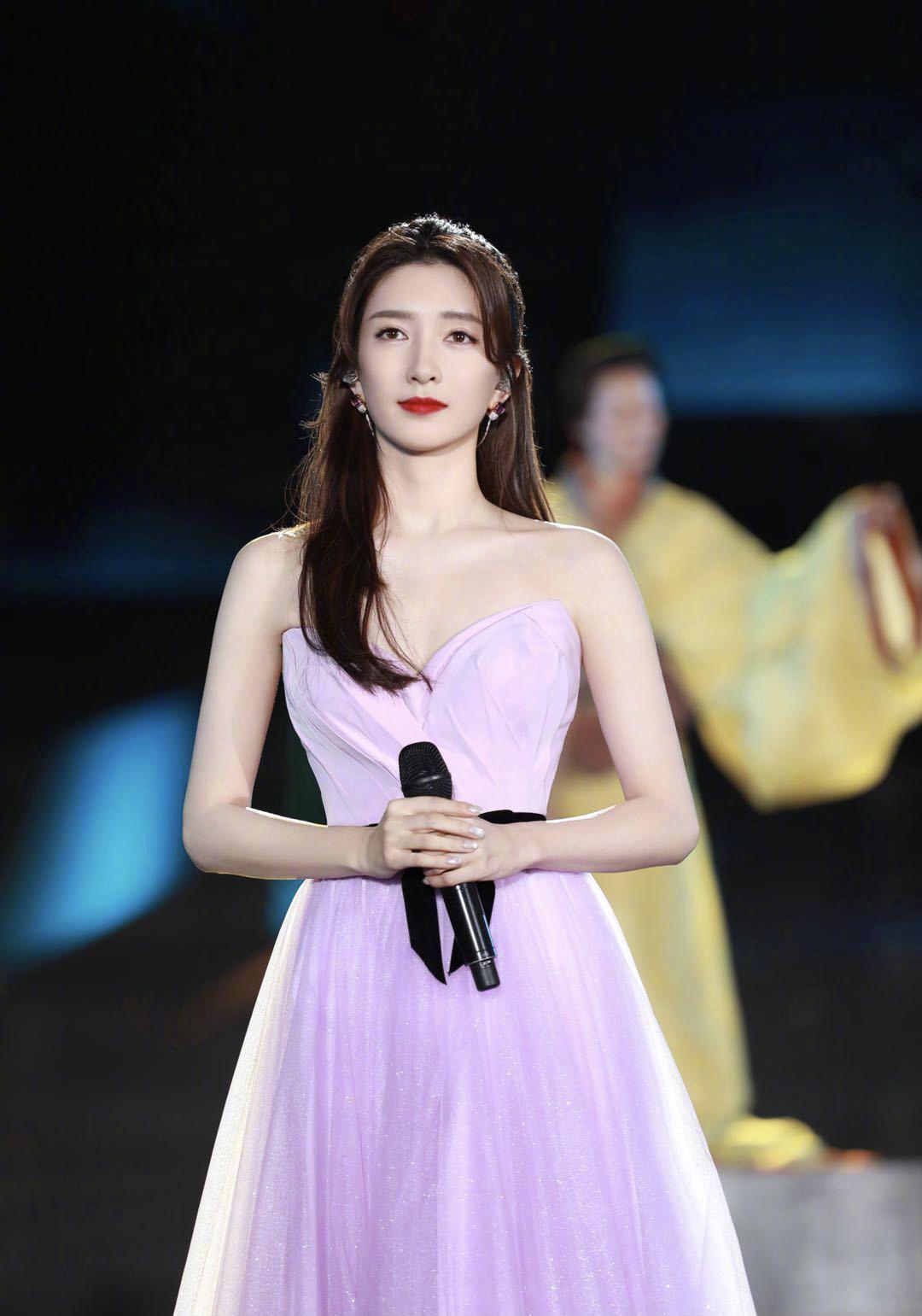 江疏影穿渐变抹胸裙亮相红毯,江疏影穿黑色蕾丝开叉长裙