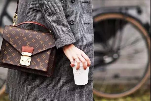 香奈儿lv凭什么卖那么贵,lv香奈儿为啥总是越涨价卖得越多