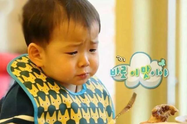 宝宝把502胶水弄到身上怎么办,宝宝把502胶水弄到嘴里怎么办