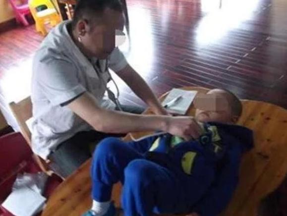 3岁宝宝一洗澡就大哭，医生检查身体没问题，罪魁祸首是奶奶