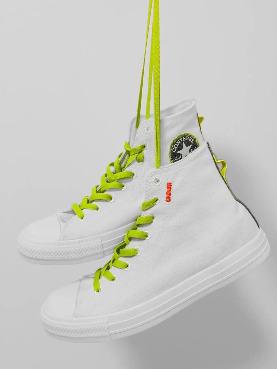 涨见识了!原来很多开宝马的都有一面鞋墙,穿的球鞋不上千就上万