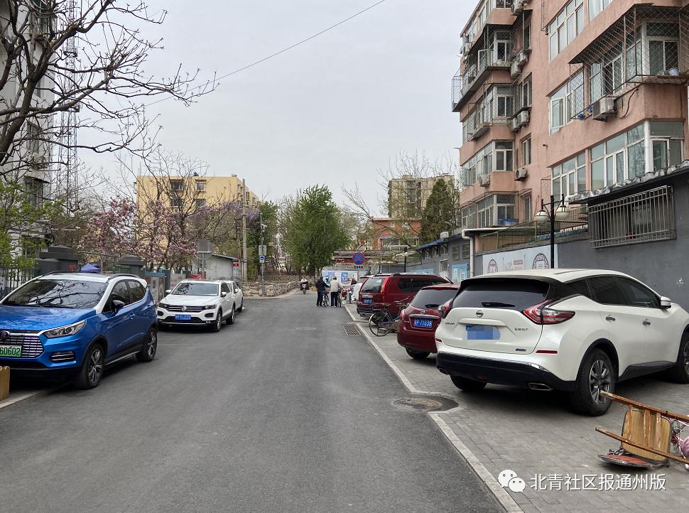 路窄难走、道旁还晾晒衣裳……通州北苑这条“羊肠”小巷啥时能通畅？