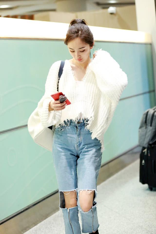 杨幂登大刊封面复古时髦超惊艳,杨幂登大刊封面演绎黑金时尚