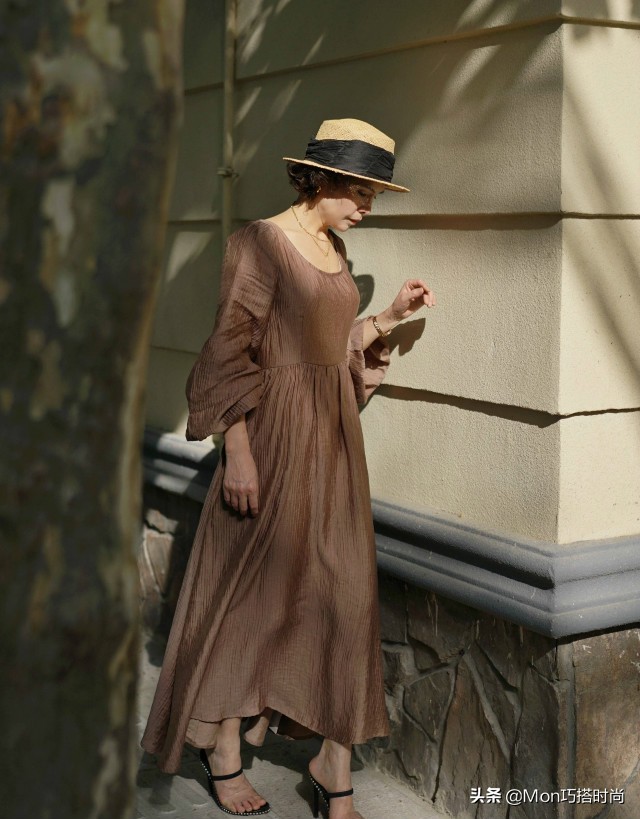 今夏火了一种帽子叫“烟筒帽”,时髦百搭显脸小,戴对整容级好看