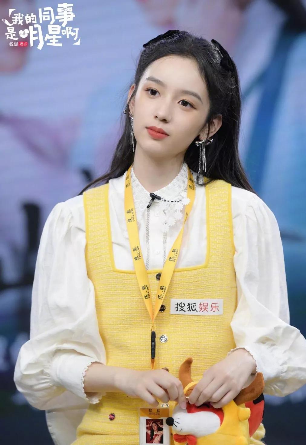 超减龄穿搭法则被杨超越狠狠拿捏,杨超越水手服穿搭