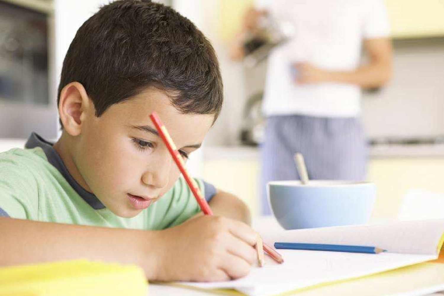 怎么教孩子熬夜玩手机,孩子熬夜玩手机不睡觉怎么教育