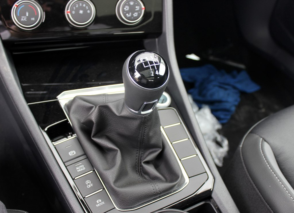 这台“小*萨特帕**”，次低配车型1.2T+5挡手动，13.89万值得买吗？