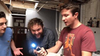 遭遇百般霸凌后，机器人竟将枪口对准人类