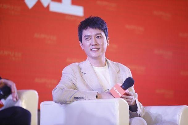 冯绍峰的穿搭是什么风格,冯绍峰白衣服西装