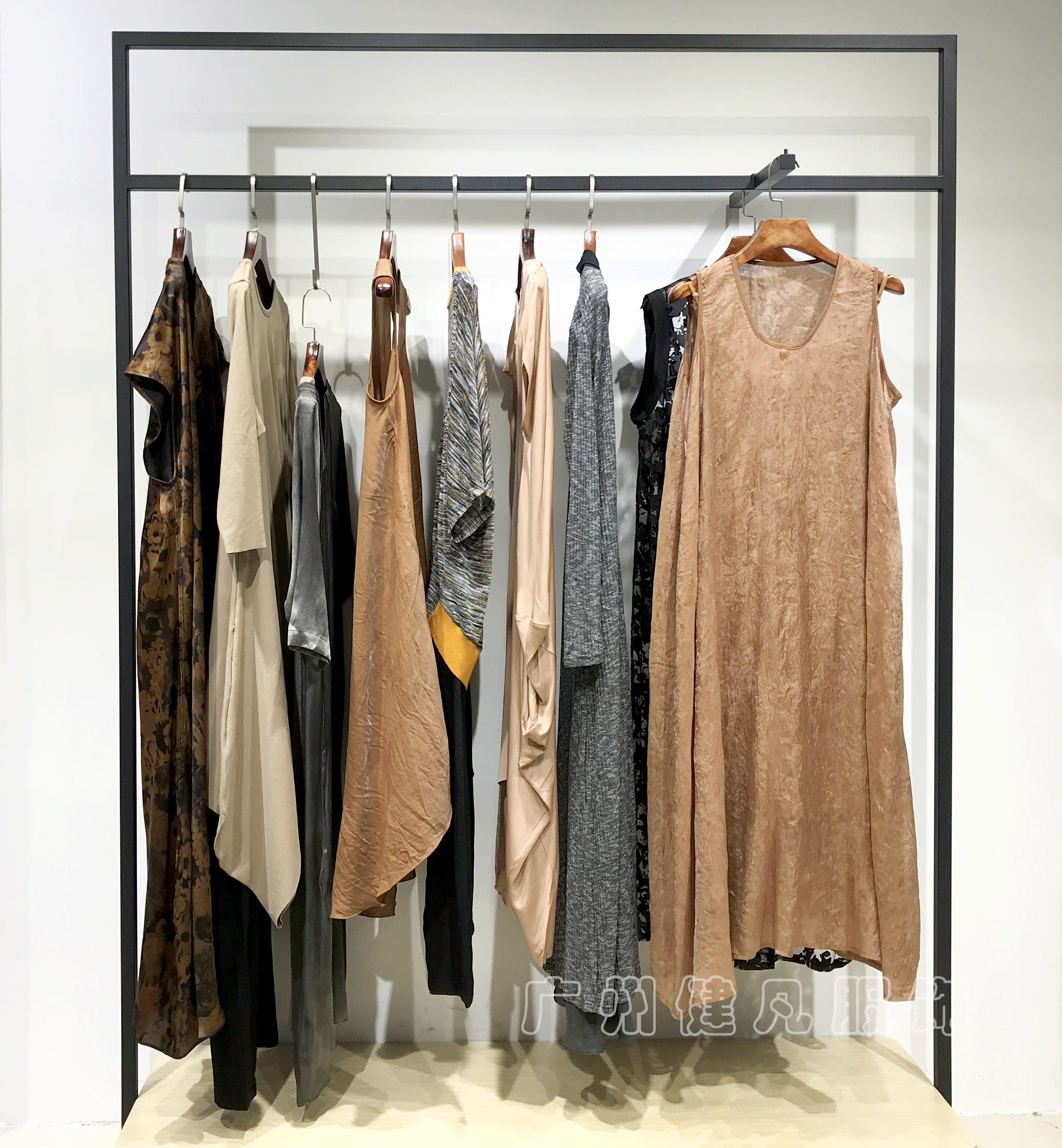 品牌女装折扣女装加盟,女装品牌加盟实体店零库存中高档