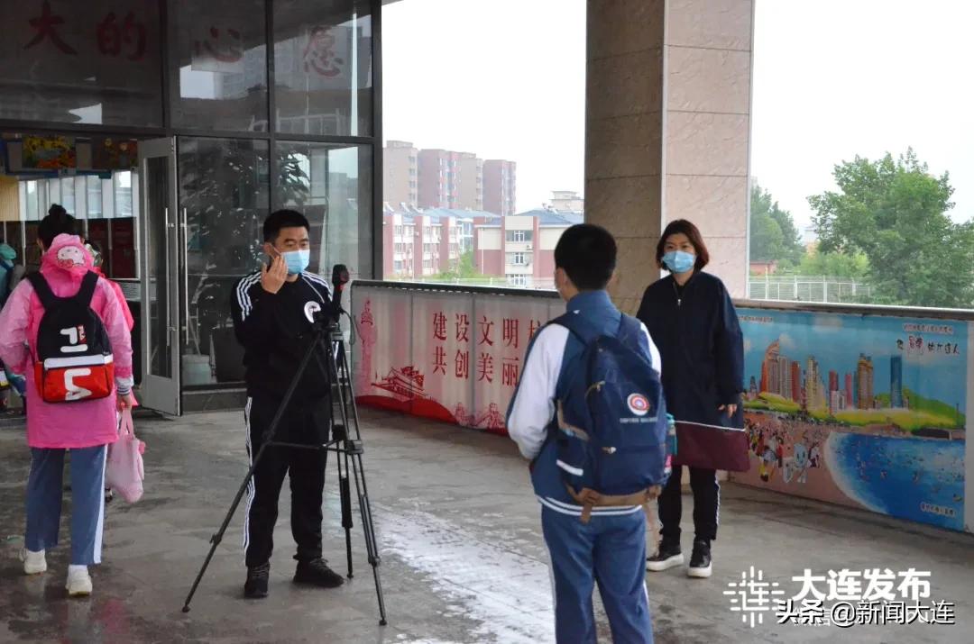 风雨中,“神兽”们返校了