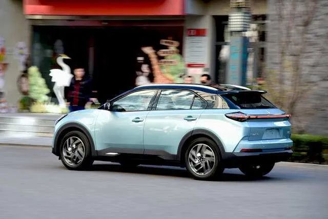 哪吒u新能源值得买吗,哪吒u正式上市透明a柱你喜欢吗