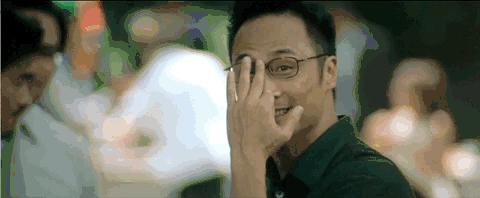 他是香港最低调的影帝，梳起飞机头他又是令人闻风丧胆的江湖大佬