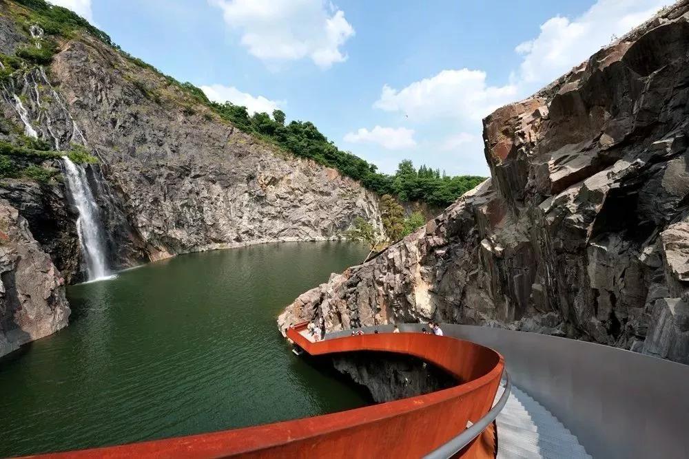 矿坑改造最美公园,矿坑改造湿地公园视频