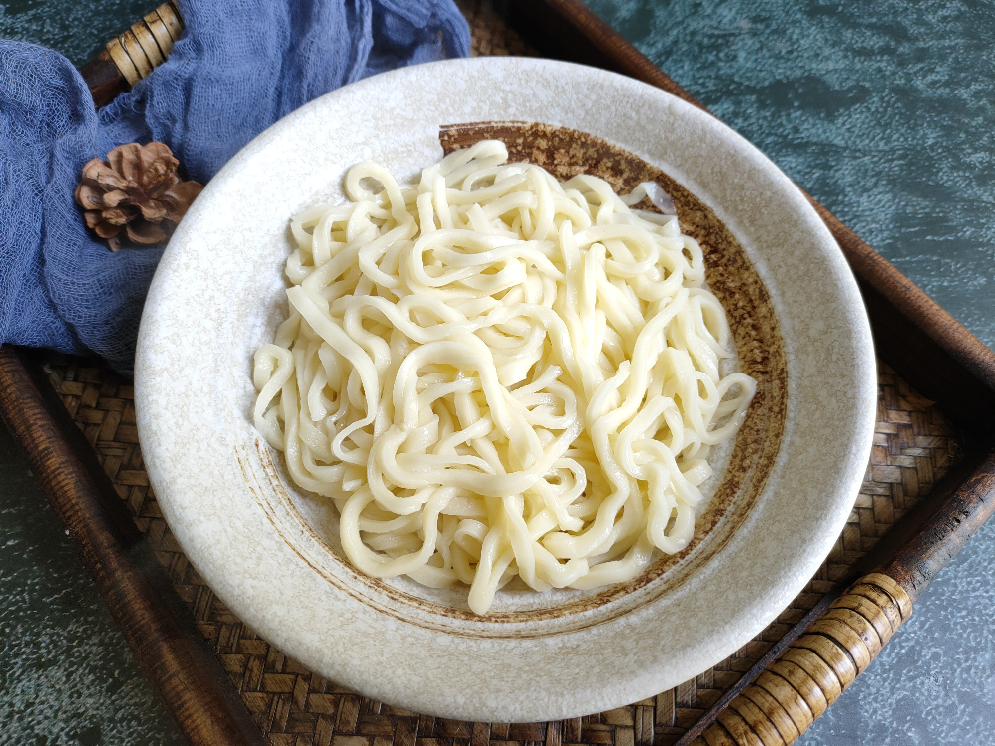 手擀面一煮就糊锅底,手擀面一煮透明