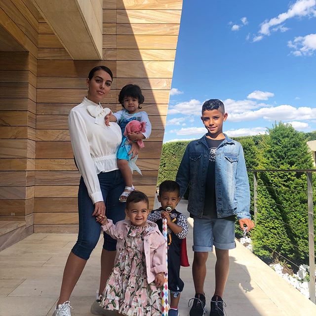 c罗和乔治娜最新照,c罗携女友出海游玩