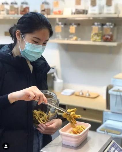 “裸卖”商店:食物都没有包装,想买东西要自己带上容器