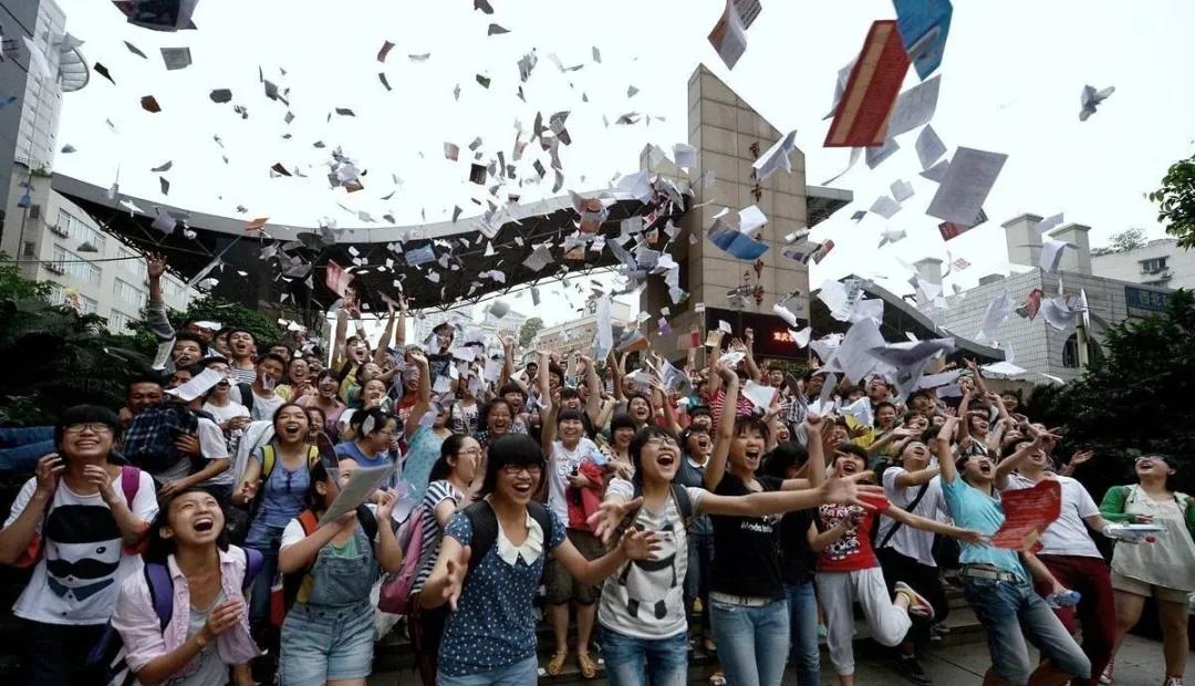 高考后狂欢警惕,高考后男孩放飞自我熬夜癫痫