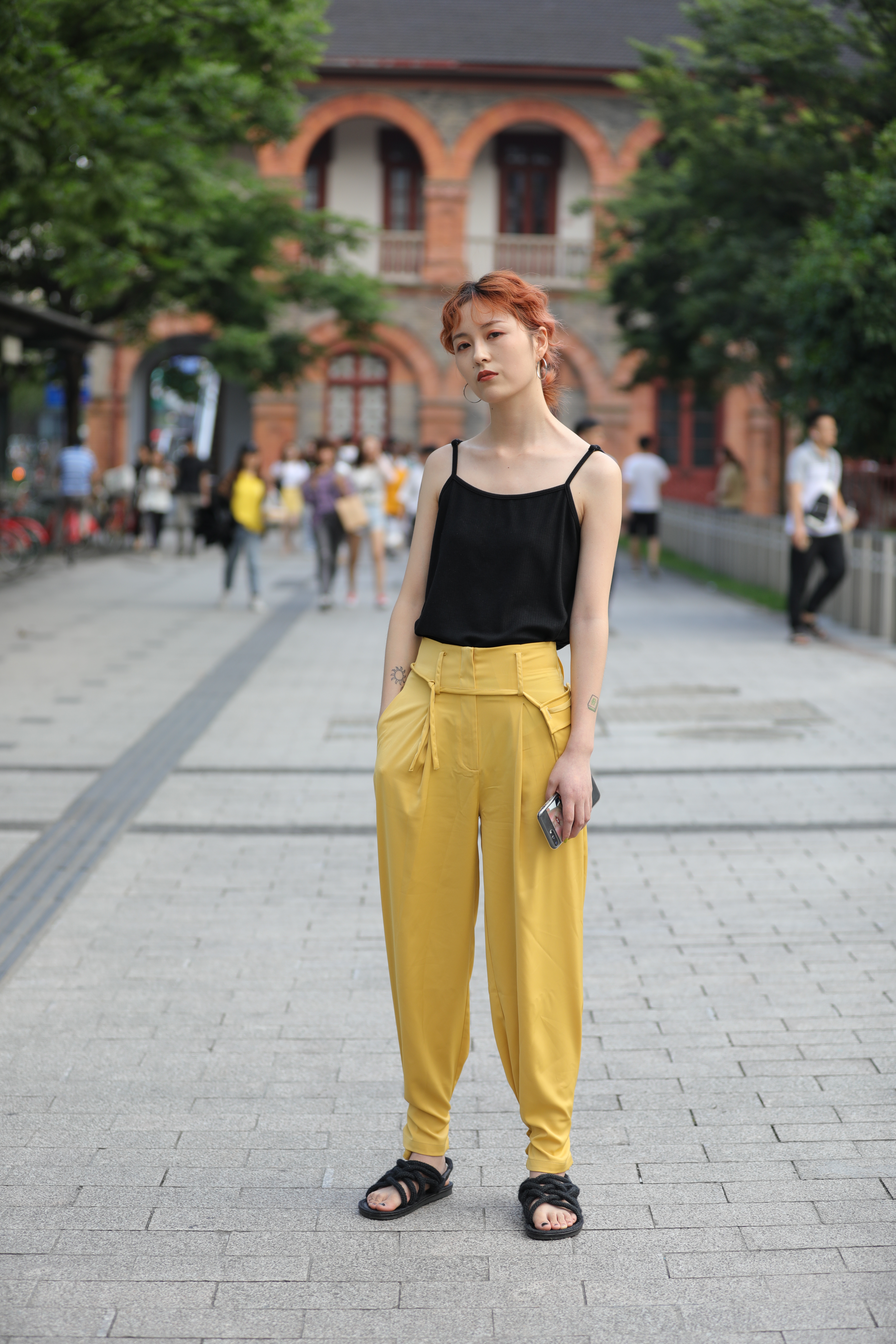 大叔街拍三亚姐妹,街拍40多岁大叔型身材穿搭