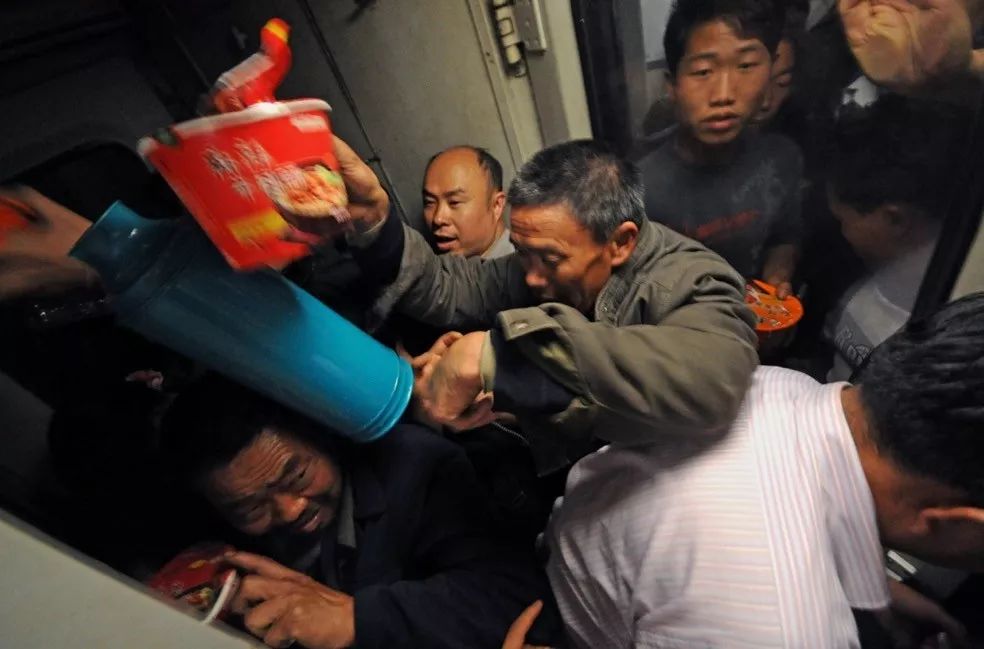 孩子坐绿皮火车看人世百态,绿皮火车才能反映生活百态