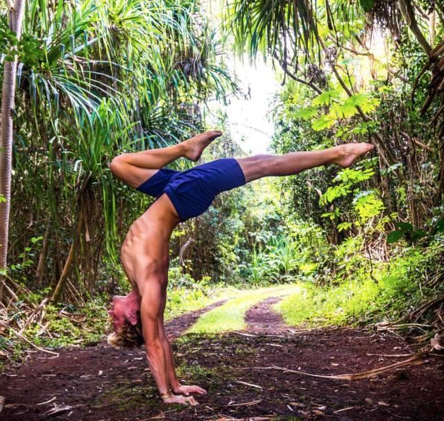 男士瑜伽展示力量,男士练瑜伽帅呆了