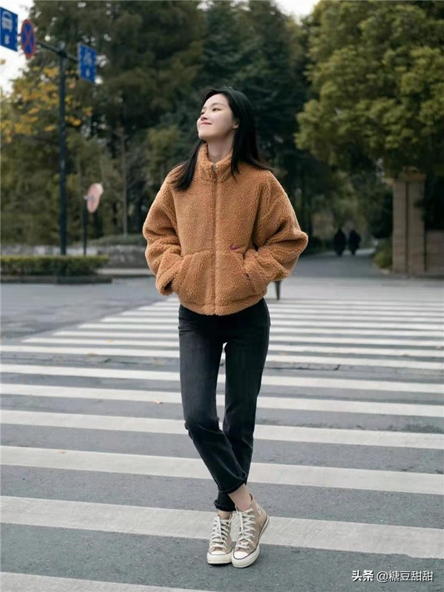 黑色的羊羔毛怎么搭配,羊羔毛和羊毛哪款穿上会显瘦