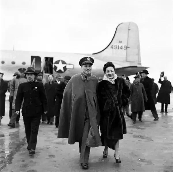 记者提问：老蒋回大陆，能担任什么职位？总理微微一笑说了五个字