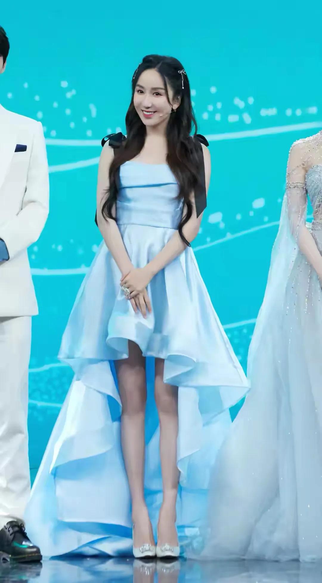 央视端午晚会张瀚徐璐牵手，吉娜内衣外露勒出肉，唱歌却睁不开眼