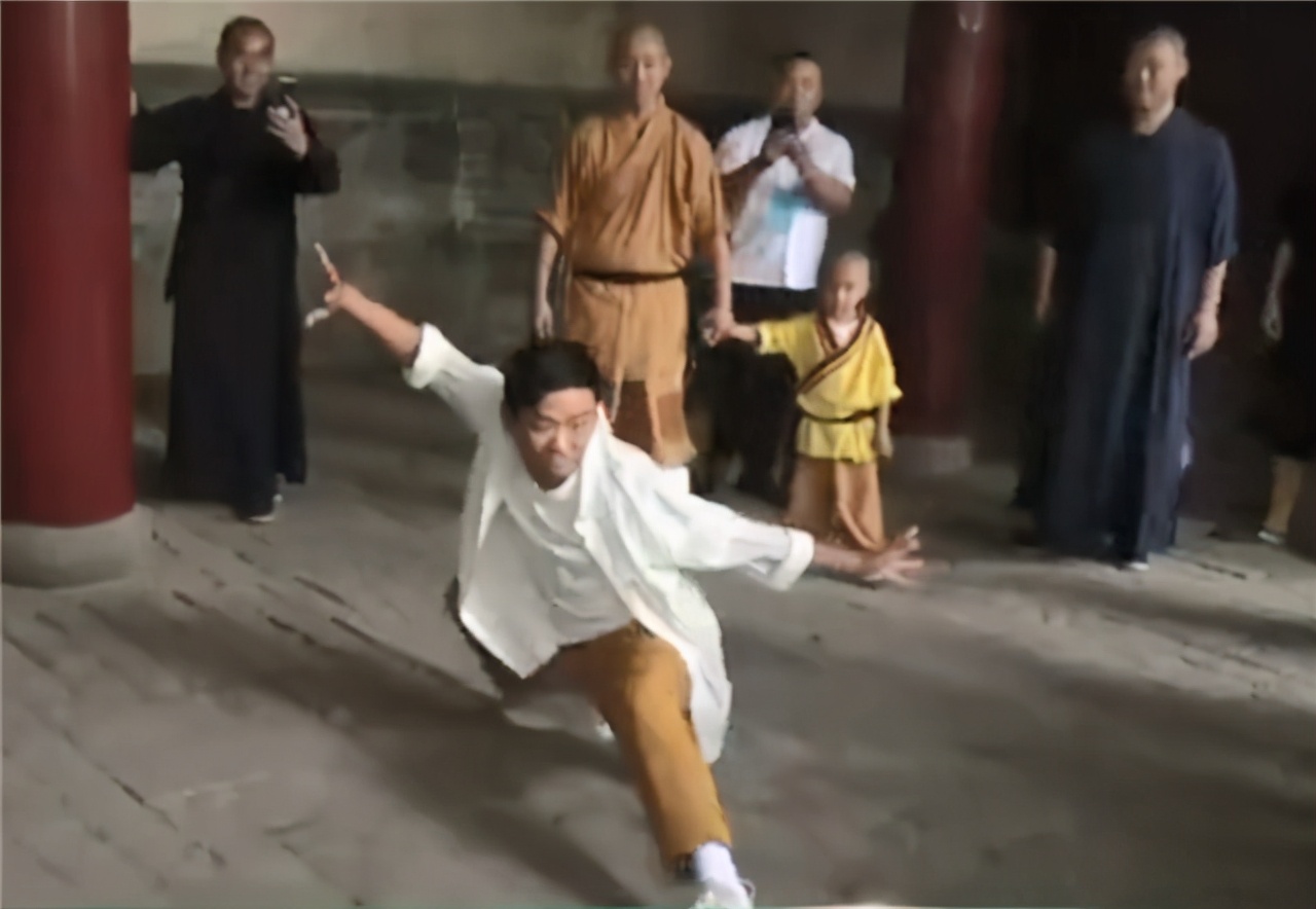 王宝强现身少林寺喊话,王宝强重回少林寺大秀拳法