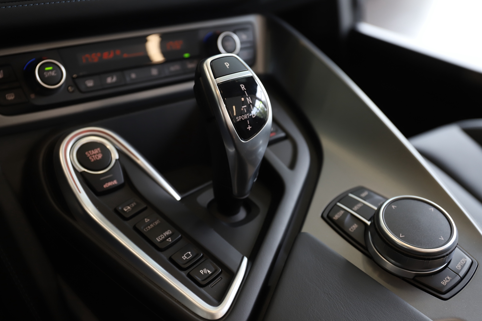 最新款4座宝马敞篷跑车,配有1.5自吸发动机的车