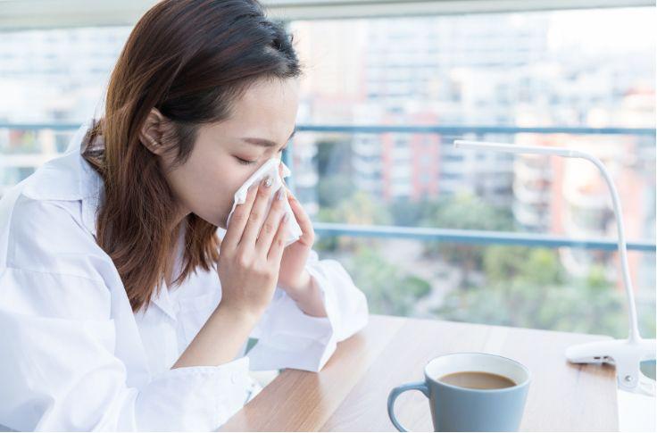 怎样分辨是鼻炎还是感冒打喷嚏,怎样分辨流鼻涕是感冒还是鼻炎