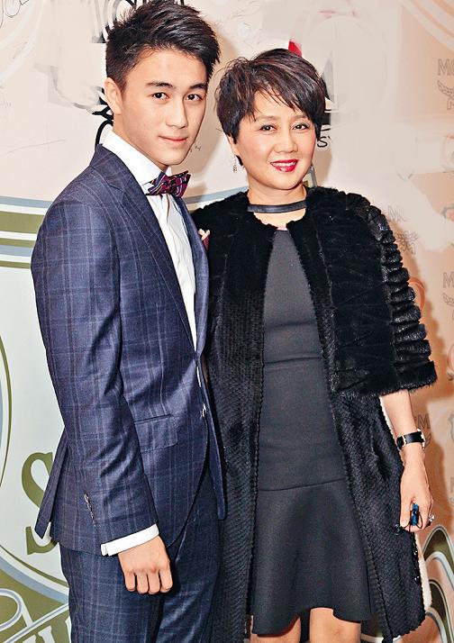 赌王四太跟孩子采访,澳门赌王四姨太梁安琪丝巾