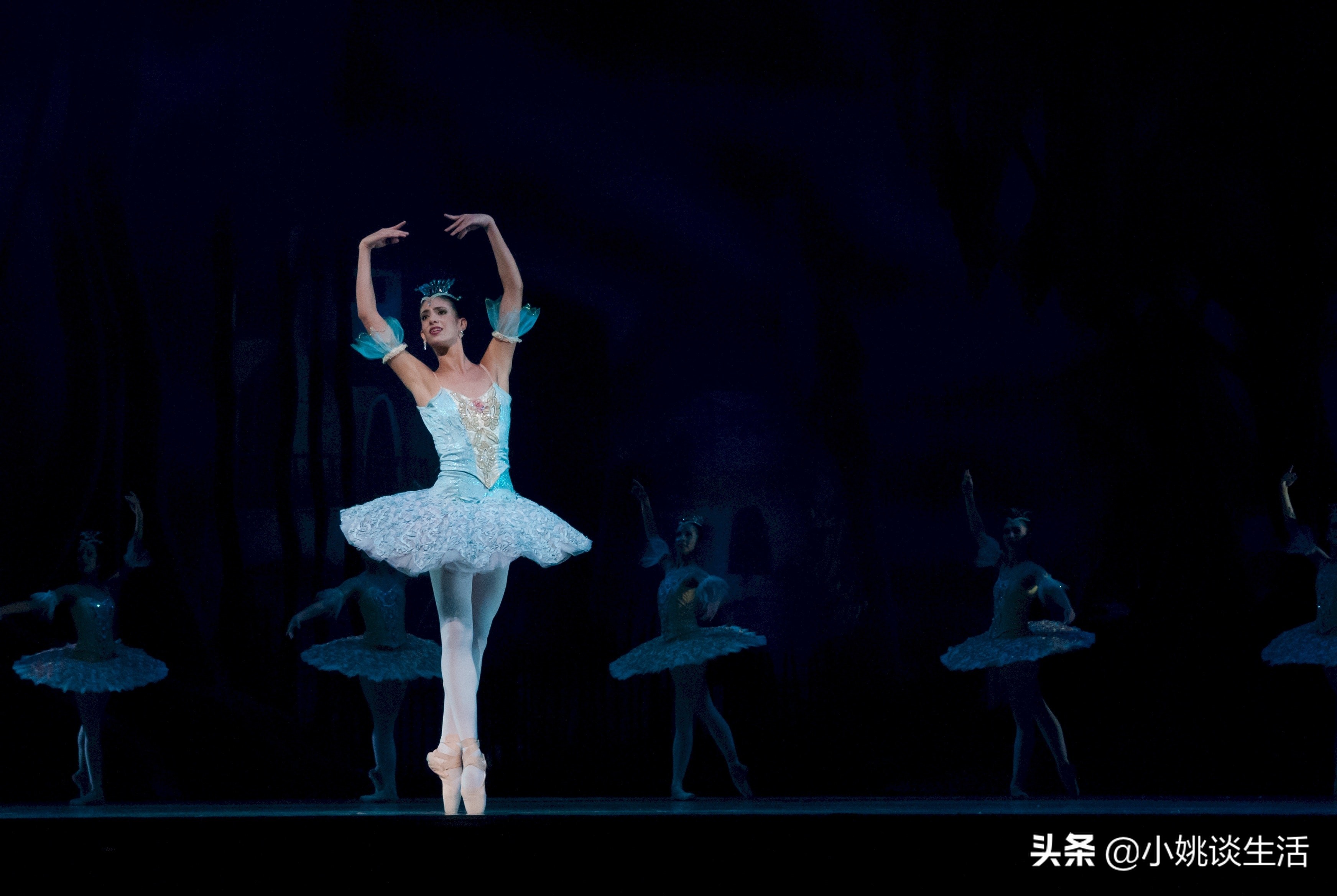 为啥一个人就不会跳舞了,为什么有人不会唱歌呢