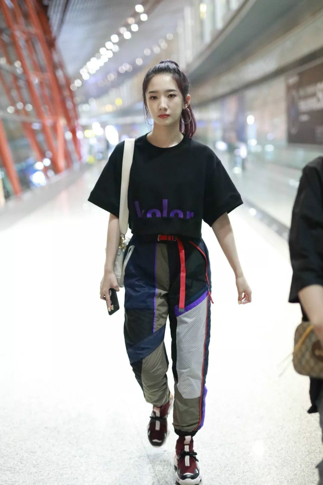 杨丞琳冻龄回到18岁,李荣浩演唱会杨丞琳露背长裙